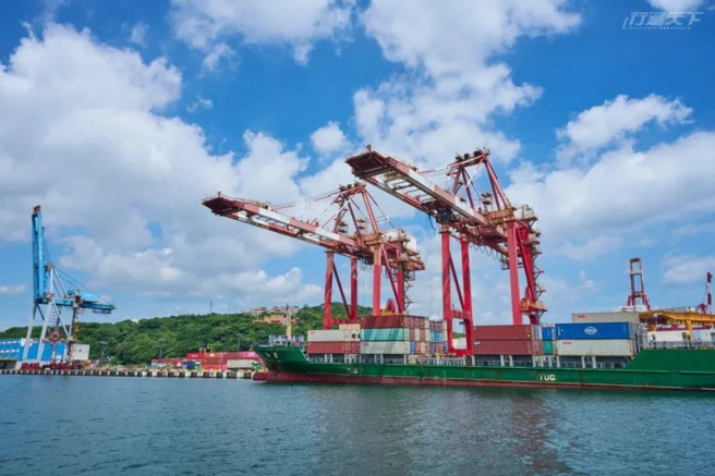 跟着船长的解读，了解基隆港东岸、西岸码头的功能、停泊船只。（图／行遍天下提供）