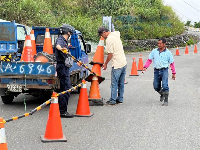 金針花季來臨，警方實施交管，連日來會同鄉公所在交管路段擺設交通錐。（玉里警分局提供／王志偉花蓮傳真）