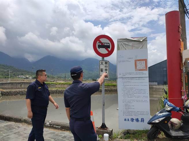玉里警分局公告兩區金針產地交管時間，12日起到10月10日，每天8時至17時30分，為期2個月。（玉里警分局提供／王志偉花蓮傳真）