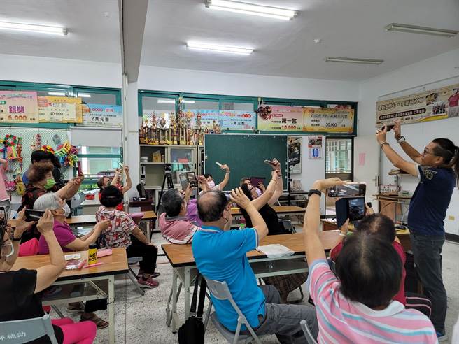 凤信有线电视昨天在鸟松仁美社区举行社区银髮手机营活动，课程带领银髮族及社区志工、居民，运用智慧型手机拍照。（凤信有线电视提供／林雅惠传真）