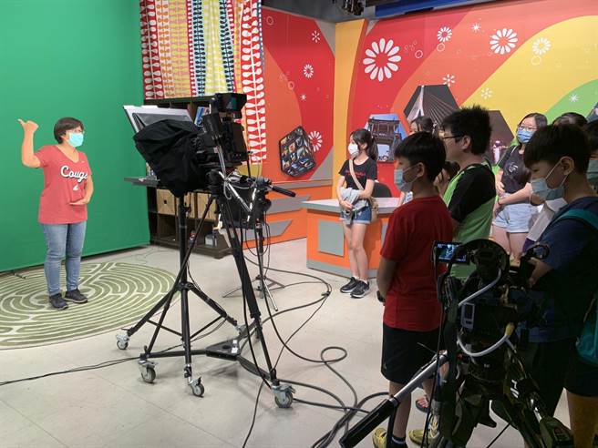 凤信有线电视今天办理的「凤信影像创作超EZ跟着导演用手机拍微电影创作营」，安排学员参观凤信摄影棚。（凤信有线电视提供／林雅惠传真）
