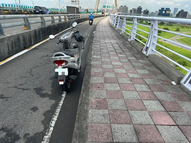 新北市三重区今(11)日上午10时许，有民眾报案称有老翁路倒在三重区14号越堤道内的自行车道，警消获报赶抵现场后发现老翁已无生命徵象，紧急送医仍宣告不治。(黄敬文翻摄)