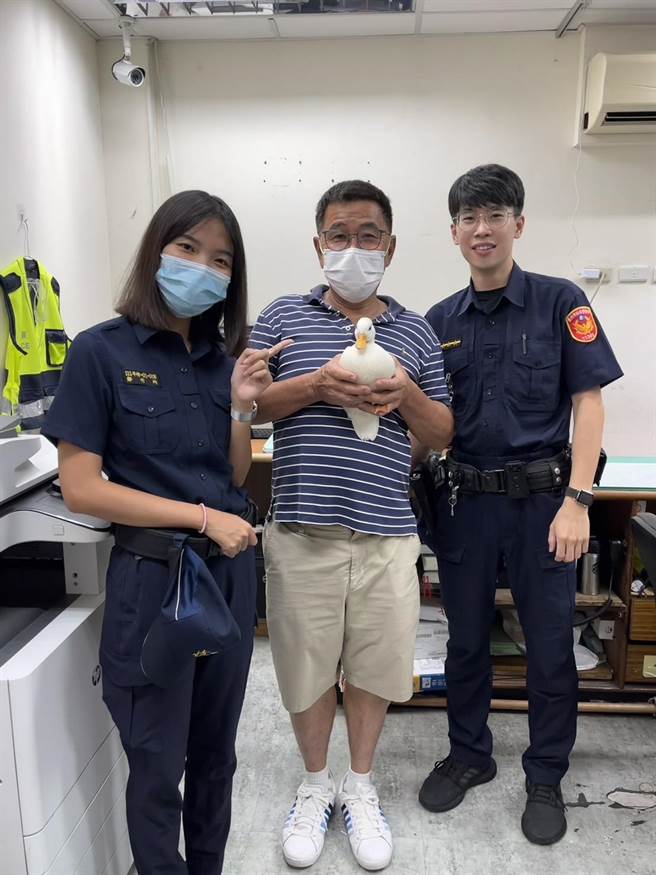 里長家人趕至派出所將寵物鴨帶回。（翻攝照片／林郁平台北傳真）