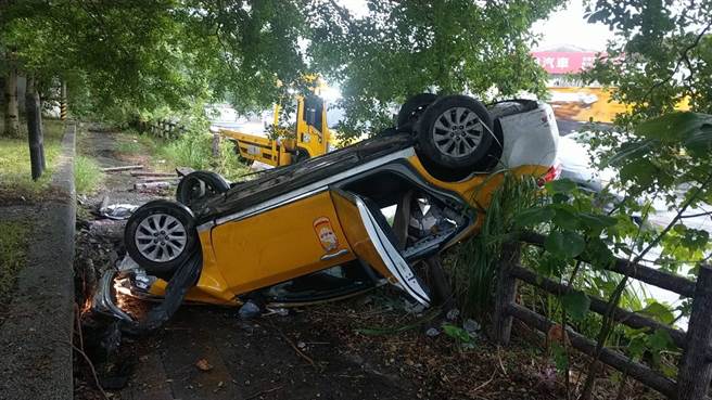 陈姓司机驾驶于新店环河路疑似路面溼滑，导致车辆失控、撞破围栏翻覆路边草丛（新北警新店分局提供）