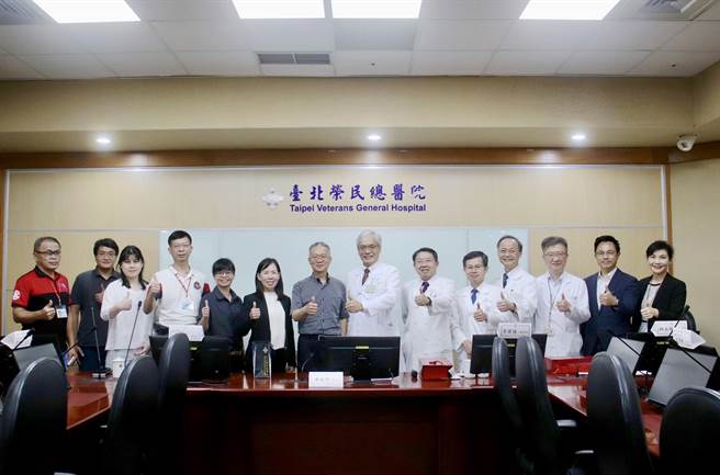 金门卫生局长蔡建鑫(左七)率队赴台拜会各转诊接收医院，协商解决乡亲待床时间过长之问题。(图／金门县卫生局提供)