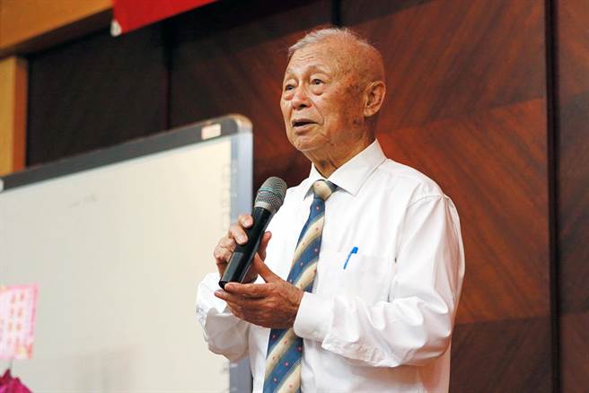 国立成功大学退休教授李克让近30年来嘉惠学子逾千人，发放奖学金逾千万元，获今年教育奉献奖。（教育局提供／洪荣志台南传真）