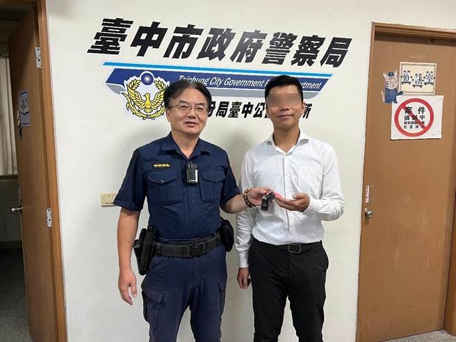 24岁徐姓民眾日前途经台中公园时，钥匙不慎掉入水沟求助员警，员警拿着工具箱前往查看，顺利掀起水沟盖将钥匙捞起，还现地教起水沟盖的结构。（中市警二分局／潘虹恩台中传真）