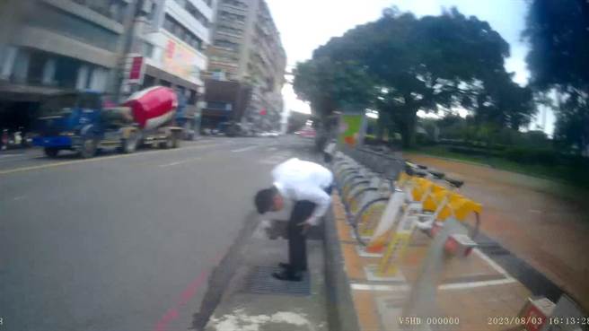 24岁徐姓民眾日前途经台中公园时，钥匙不慎掉入水沟，怎么也捞不到。（中市警二分局提供／潘虹恩台中传真）