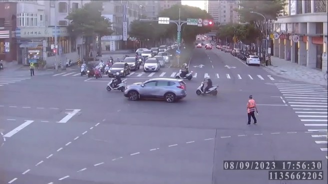 警方開啟警笛及警示燈協助開道，短短10分鐘左右便送抵醫院，經治療後老翁已平安出院。（翻攝畫面）