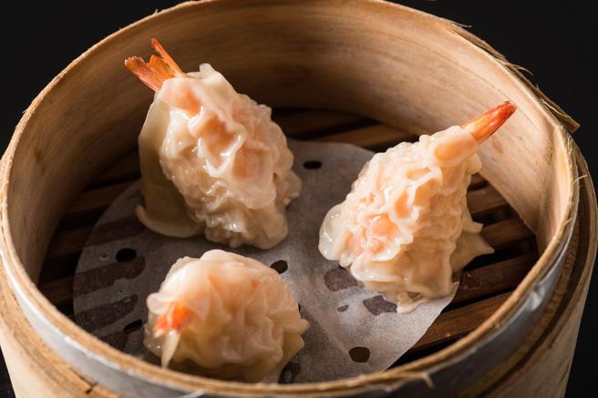 粤亮广式料理的凤尾虾烧卖皇。（台北六福万怡酒店提供）