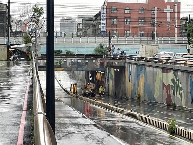 圖為板橋大觀地下道。（黃敬文翻攝）