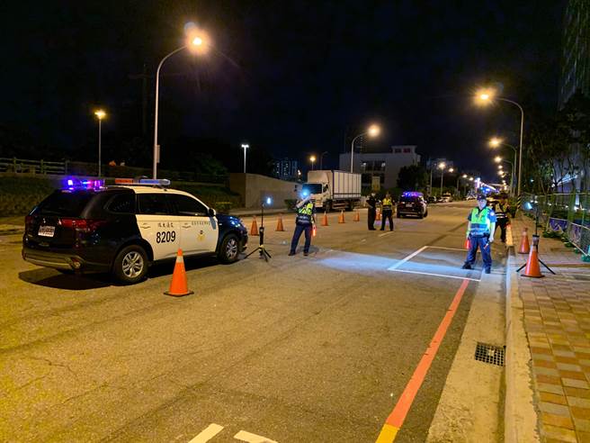 台中市警方于11日今晚间起至13日连续3天，实施抓酒驾勤务，以「24小时全天候」分散小蜜蜂机动全面巡守，呼吁酒驾者切勿心存侥幸、以身试法。（台中市警察局提供／张妍溱台中传真）