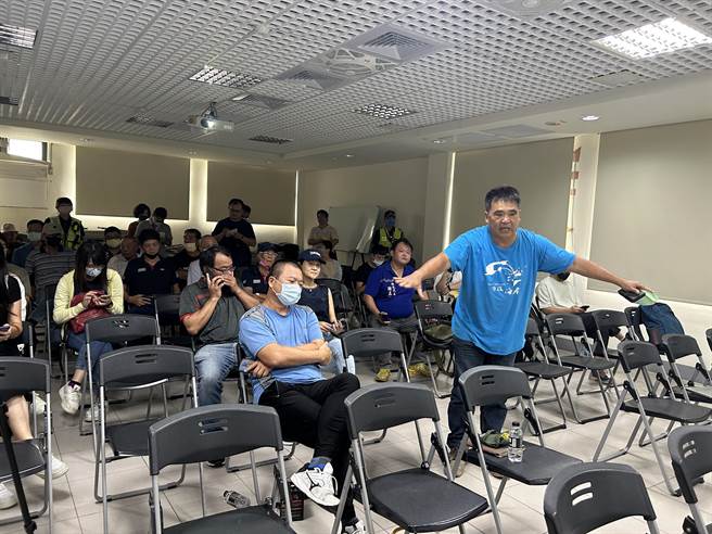 彰化縣芳苑鄉水耕農民洪新䒴質疑說明會太草率且未邀請多數村長參加，根本不該舉辦。（彰化縣環保聯盟提供／孫英哲彰化傳真）