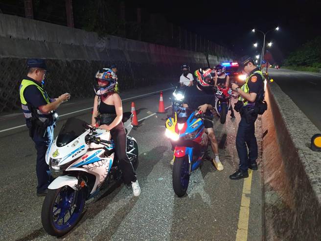 新北市金山警分局为防制无照驾驶肇事危险，暑假期间加强交通执法，结合扩大临检及防制危险驾车专案勤务，于辖内台2线沿线路段进行移动式测照取缔超速违规。(黄敬文翻摄)