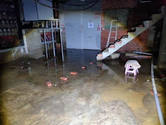 台南市登革熱防治中心主任蘇世斌呼籲，雨後的公寓、大樓地下室如果出現積水應該盡快排除，一旦無法立即排除則應投藥處理。（衛生局提供／洪榮志台南傳真）