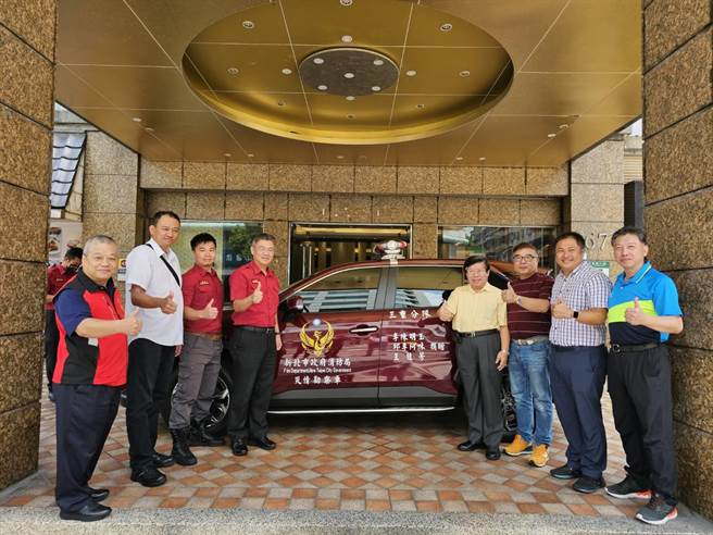 位在新莊、三重等3間公司高層決議共同捐贈災情勘查車1輛，予新北市政府消防局第三救災救護大隊三重分隊。(黃敬文翻攝)