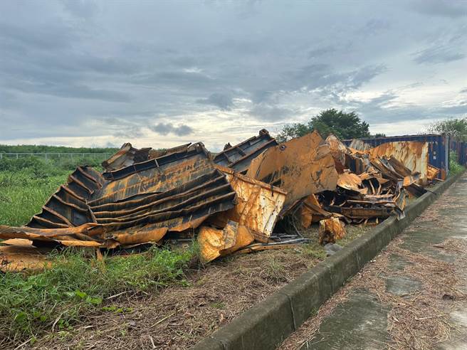 吊除鳳鼻頭沿岸貨櫃體碎片。（翻攝照片／洪靖宜高雄傳真）