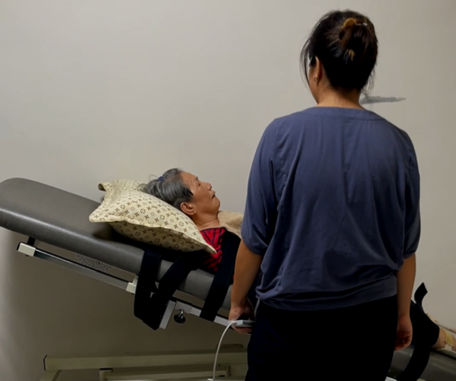 簡單的運動和復健，對失能的長輩而言非常痛苦。(圖/美美提供)