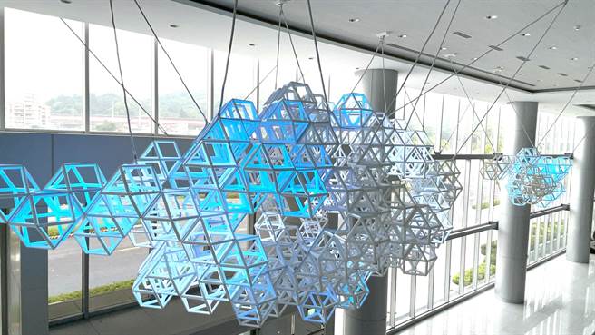 「复云岛」，结合天气资讯，整点时将依据当日气候动态产生不同色彩的律动效果，为园区三大公共艺术之一（新北市政府经济发展局提供）