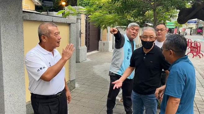 久未公開露面的前立委蕭景田（右二）出席彰化縣長官邸的挺侯團結宴。（民眾提供／孫英哲彰化傳真）