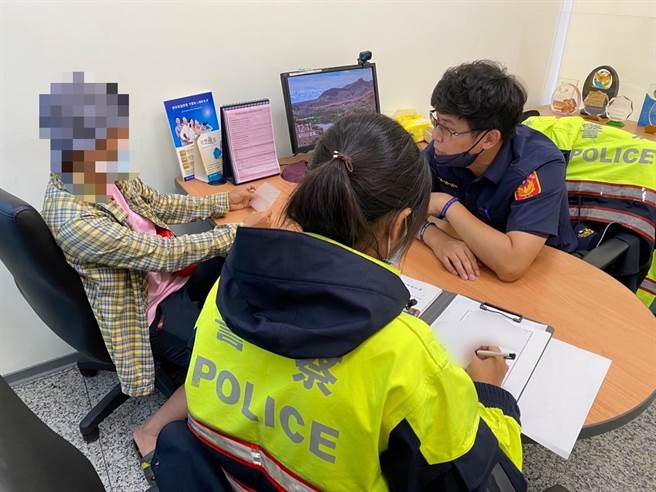 妇人遭诈骗集团灌迷汤要匯款50万，出门前还掷筊问神明。（警方提供）