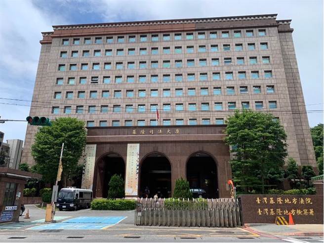 ▲陈男因为再度恐吓遭拘提移送基隆地检署，地检署向法院声请羁押，但法院认为陈男已坦承犯行，无羁押必要，裁定6万元交保，并限制陈男不得再有恐吓行为，否则就会羁押。（徐佑升摄）