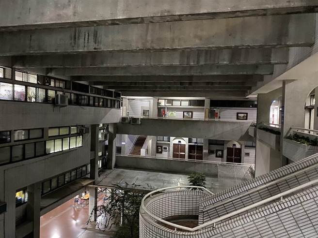 台中檢調單位持法院11日搜索票至大立光搜索，搜索3名員工辦公室座位並帶回地檢偵訊。（本報資料照）