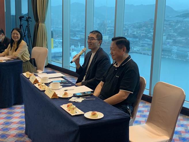 基隆市长谢国梁（中）为促进学生在地就学，与国高中校长及第一线的国三导师透过茶会方式交流解方。（徐佑升摄）