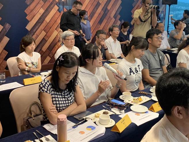 茶会现场第一线的带班导师与校长纷纷提出意见，以及反映学生家长关心的实际需求。（徐佑升摄）