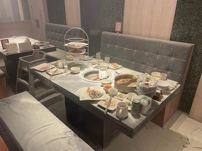 嘉義市家樂福博愛路店地下室小蒙牛傳出火警，餐桌冒煙，顧客疏散。（讀者提供／廖素慧嘉市傳真）