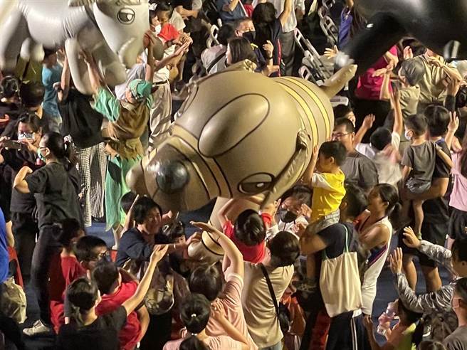 睽违15年，纸风车剧团重返金门演出，今（11日）晚间在金湖综合体育馆篮球馆登场，招牌演出的「落跑鱼」桥段，也改版成「赛狗大赛」。（纸风车剧团提供／李欣恬台北传真）