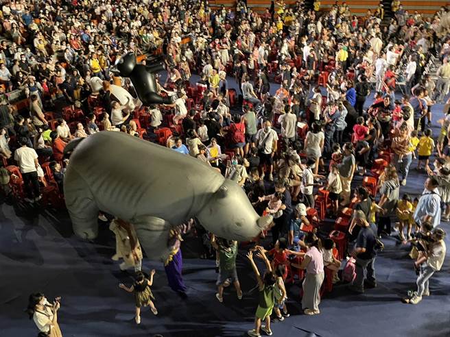 睽违15年，纸风车剧团重返金门演出，今（11日）晚间在金湖综合体育馆篮球馆登场，招牌演出的「落跑鱼」桥段，也改版成「赛狗大赛」，多件大型不同品种狗造型的气球，定睛一看，还有一只犀牛气球「乱入」。（纸风车剧团提供／李欣恬台北传真）