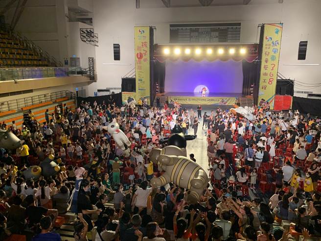 纸风车剧团招牌演出的「落跑鱼」桥段，到金门演出改版成「赛狗大赛」，乐趣不减。（纸风车剧团提供／李欣恬台北传真）