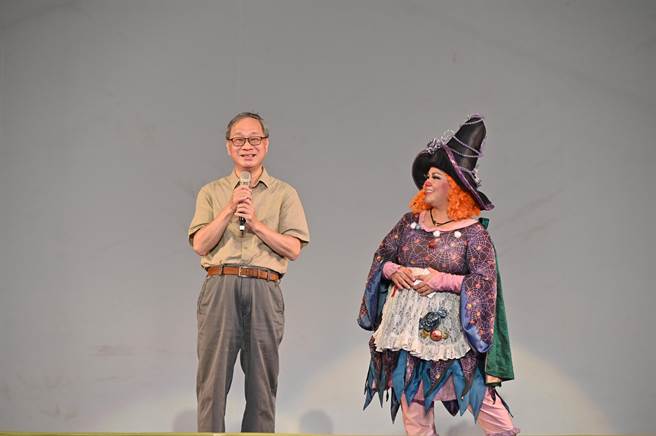 纸风车文教基金会董事长李远（左）随剧团赴金门演出。（纸风车剧团提供／李欣恬台北传真）