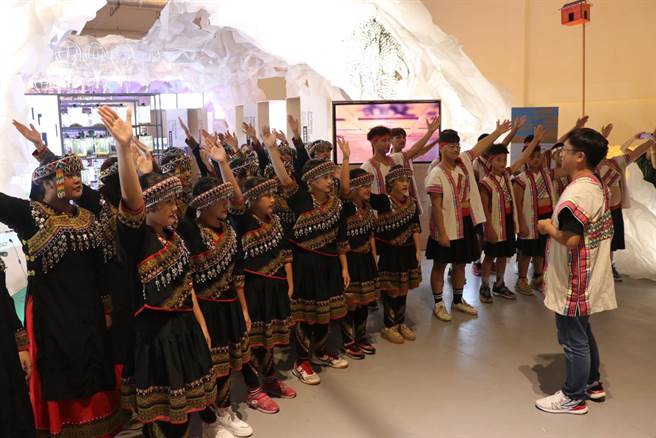 世界客家博览会开幕，高雄市政府11日下午以「原客快闪不插电合唱」为台湾馆中的高雄展区揭开序幕。（蔡明亘摄）