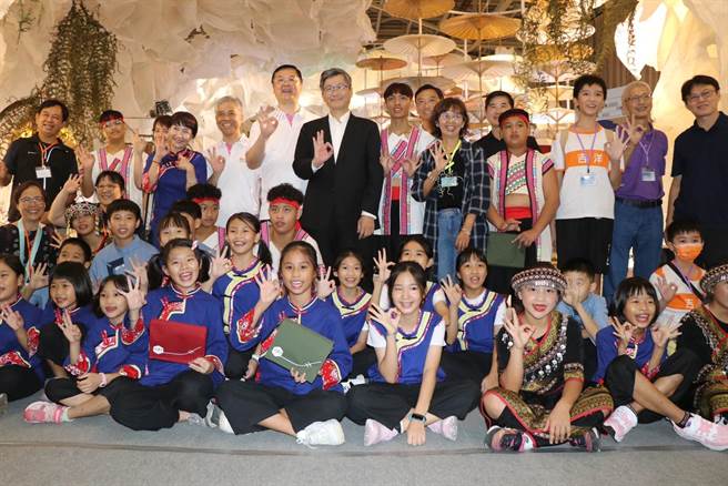 世界客家博览会11日正式开幕，高雄市政府客家事务委员会安排快闪表演活动，开箱高雄展区。（蔡明亘摄）