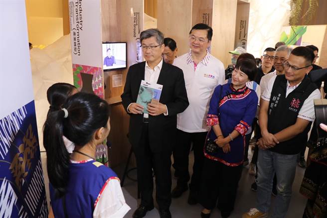 高雄市吉东国小学童担任小小导览员，介绍世界客家博览会台湾馆高雄展区特色。（蔡明亘摄）