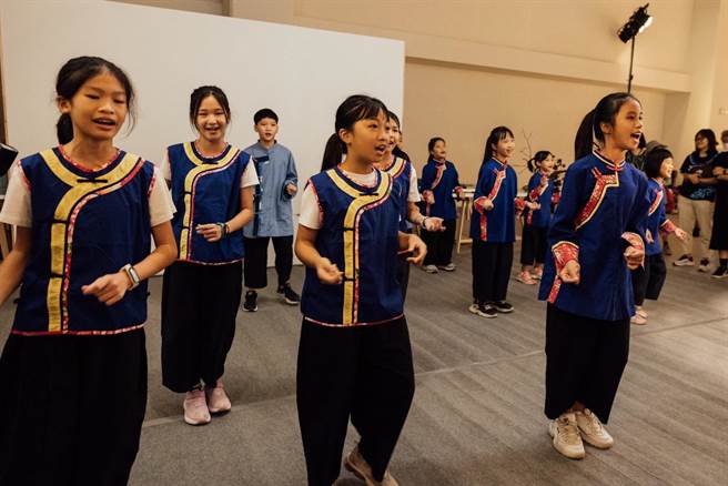世界客家博览会11日正式开幕，高雄市美浓吉东国小带来客语合唱快闪表演。（翻摄照片／蔡明亘桃园传真）