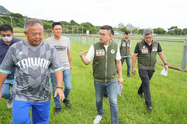 民進黨新北市議員卓冠廷今會勘「柑園棒球場」，發現6大缺失，要求高灘處盡快研議改善球場的缺失項目。（摘自卓冠廷臉書）