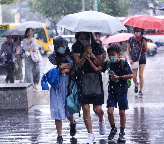虽然周休假期水气略减，但午后各地仍容易出现旺盛对流，要提防突如其来的大雨。（示意图／罗永铭摄）