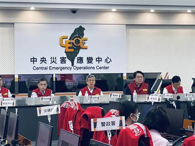 行政院长陈建仁5日下午临时增加行程，至中央灾害应变中心听取简报。（消防署提供）