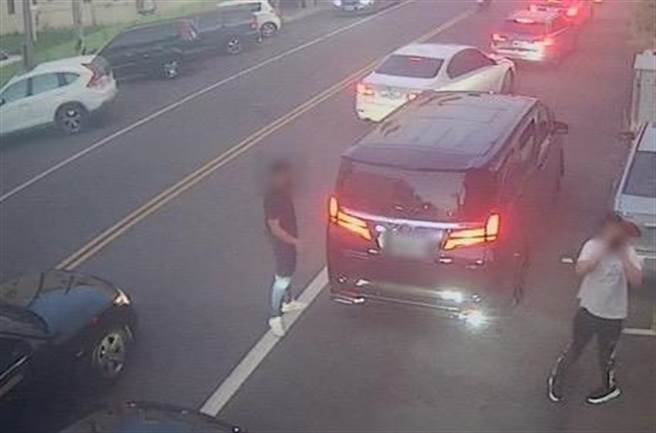 监视器拍下蔡男率眾到陈男住处叫嚣讨债。（民眾提供／孙英哲彰化传真）