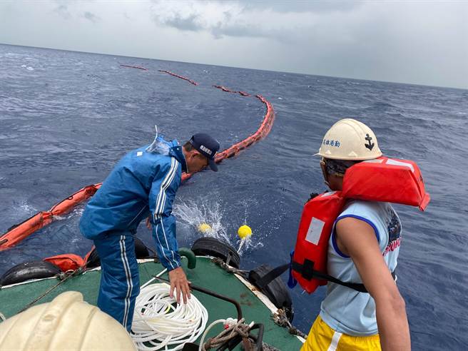 帛琉籍天使轮「ANGEL」7月21日沉没于高雄港外迄今已达3周，海委会表示，船东迄今仍未有积极作为，今天第4次祭出重罚新台币150万元，要求船东负起责任。（海委会提供／林雅惠传真）