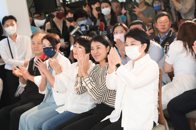 台中市長盧秀燕（右前一）。（中市府提供）