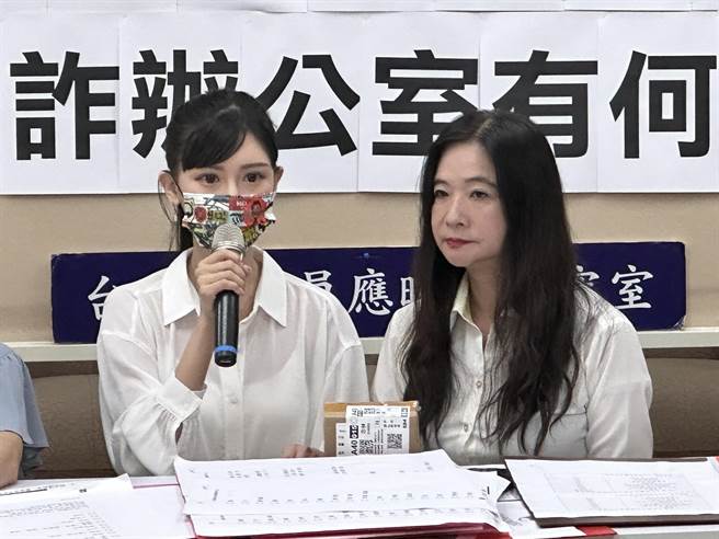 国民党台北市议员应晓薇11日与另名许姓女网红出面举行记者会，控诉「幽灵诈骗包裹」横行。（丁上程摄）