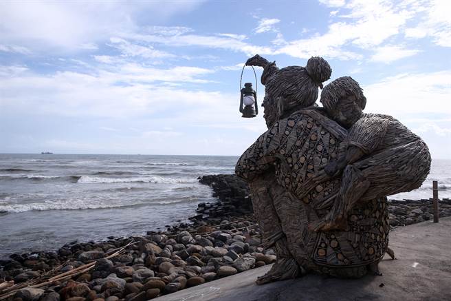 艺术家范志明《吾海吾江》作品设置于四草堤防作品，以台江的自然生态、生产活动、常民生活、宗教信仰为主题内涵。（邓博仁摄）