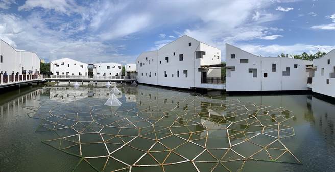 艺术家李蒉至与LUA RIVERA共同创作的《台江水礼服》作品的设置点于台江国家公园游客中心水域，藉由自然素材所构成的地景艺术作品，为台江穿上新衣礼服。（邓博仁摄）