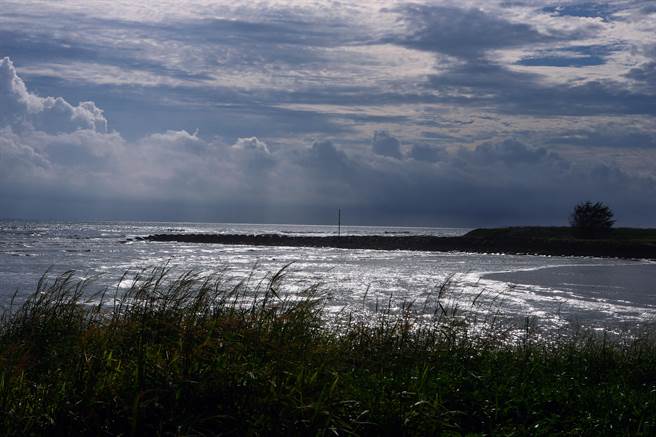 曾文溪1823年一次大洪水携带大量泥沙填入台江，尔后更多大雨及河流改道，终于在可见的200年内填满这承载着台湾重要歷史的大湾。（邓博仁摄）