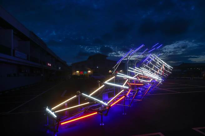 李文政《台江梦》透过超过100支的灯管搭建而成的装置艺术座落渔市场外的空地，宛如一条河流，当黑夜来临，这条「台江」河江带领着民眾一起探索台江的时就之梦。（邓博仁摄）