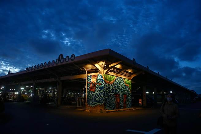 连翊庭在台南市综合农产品批发市场外墙上的画作《文字的河流》，期待观者在水的文字中找到属于每个人在这片土地中栖身的港湾。（邓博仁摄）